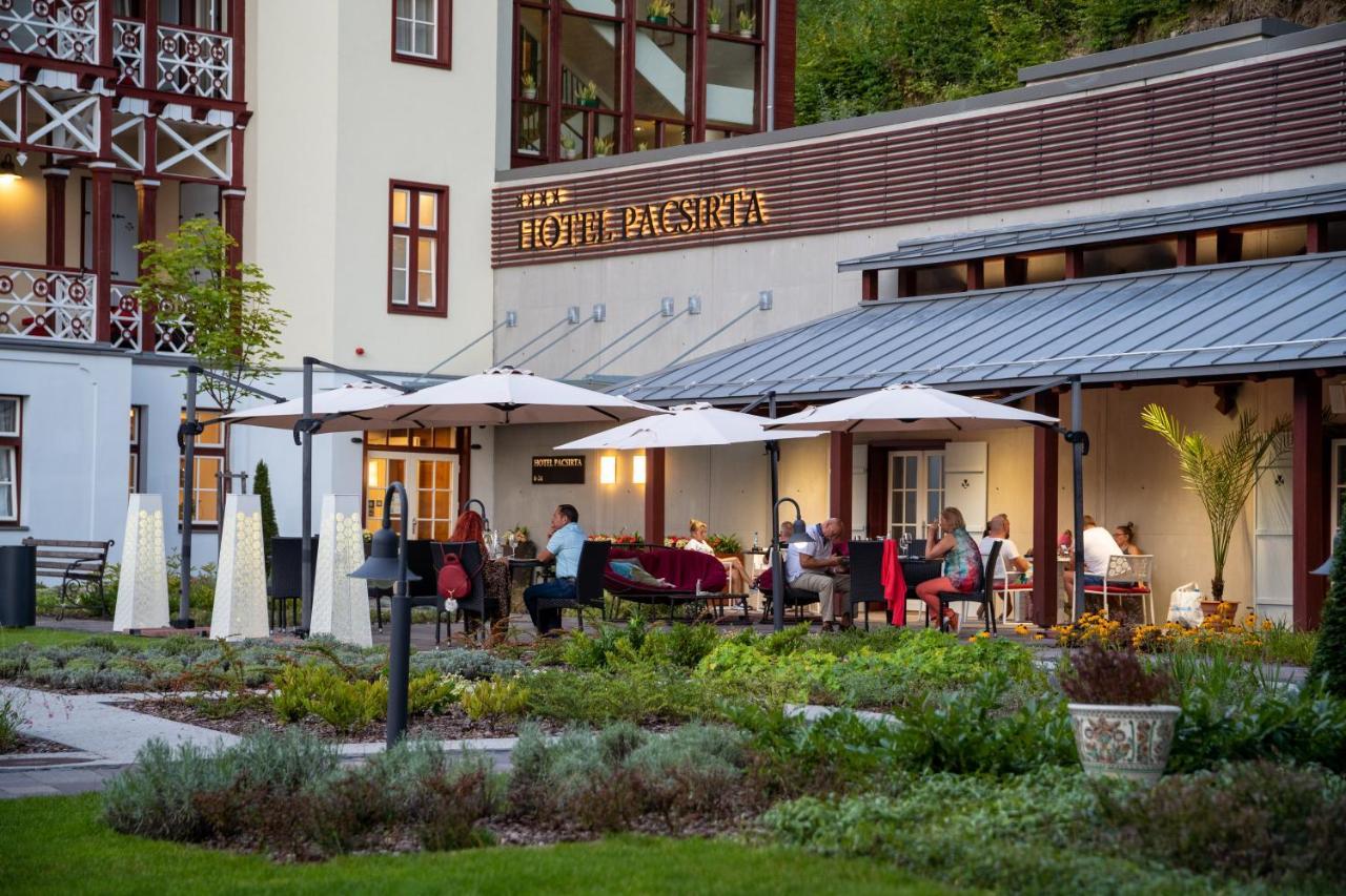 Hotel Pacsirta ソバタ エクステリア 写真