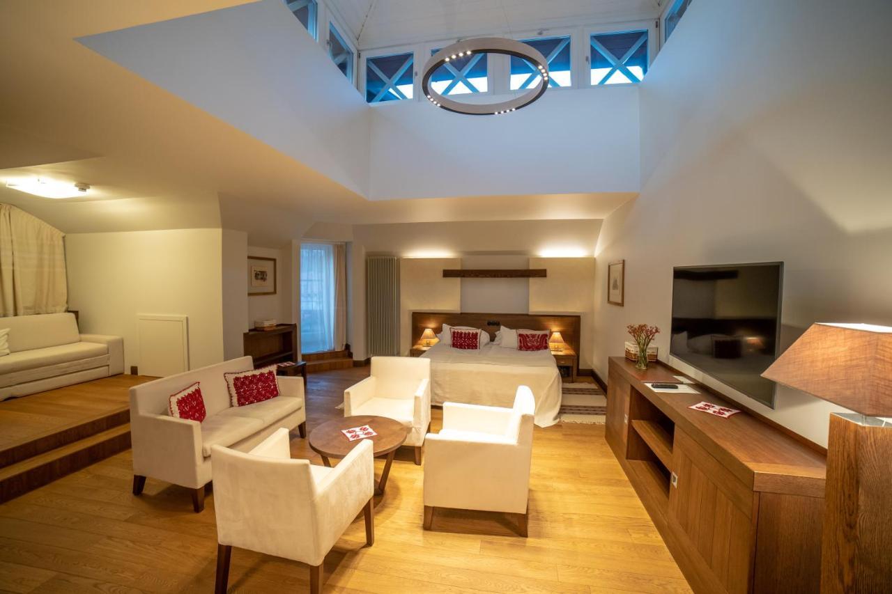 Hotel Pacsirta ソバタ エクステリア 写真