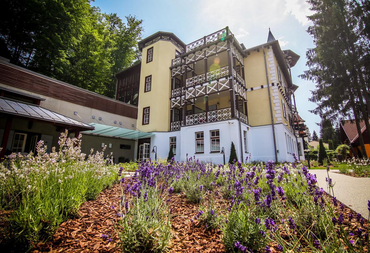 Hotel Pacsirta ソバタ エクステリア 写真