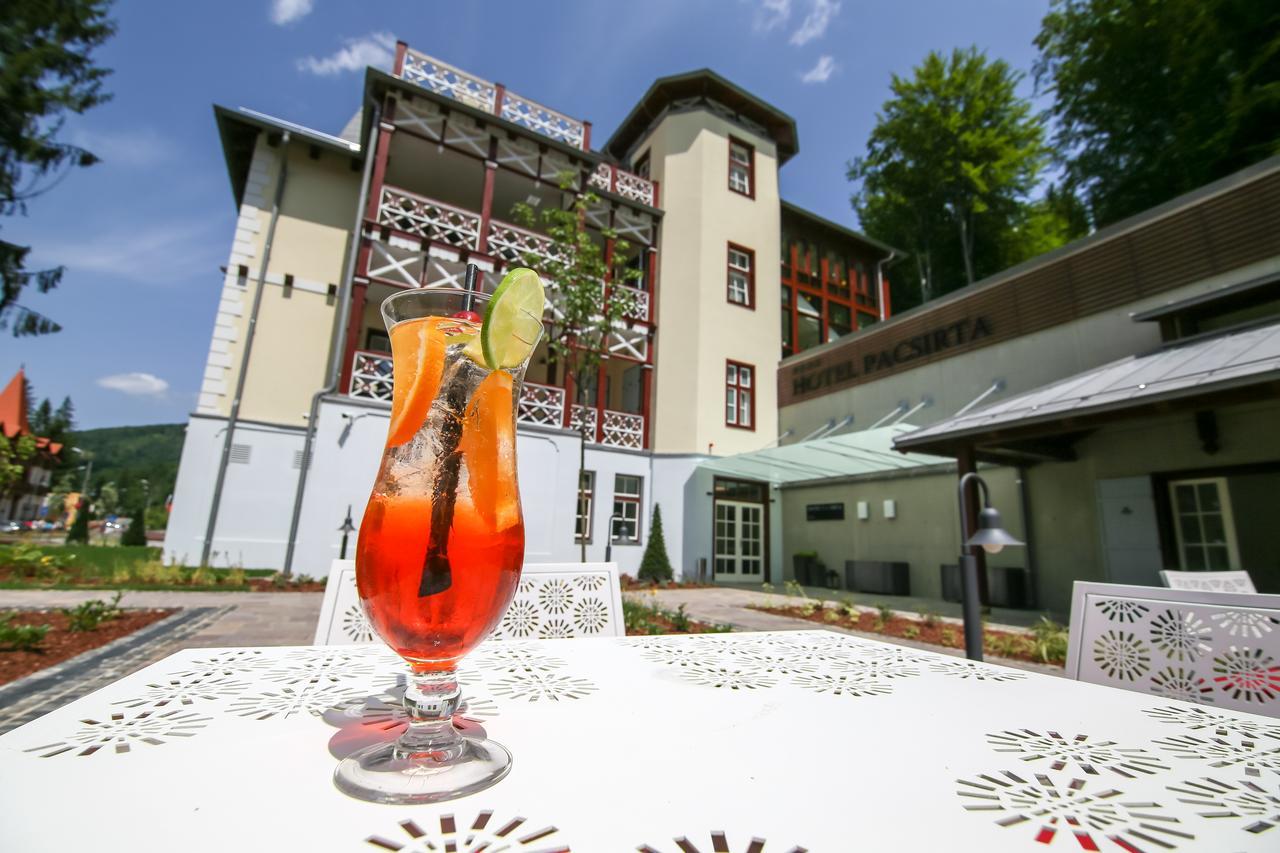 Hotel Pacsirta ソバタ エクステリア 写真